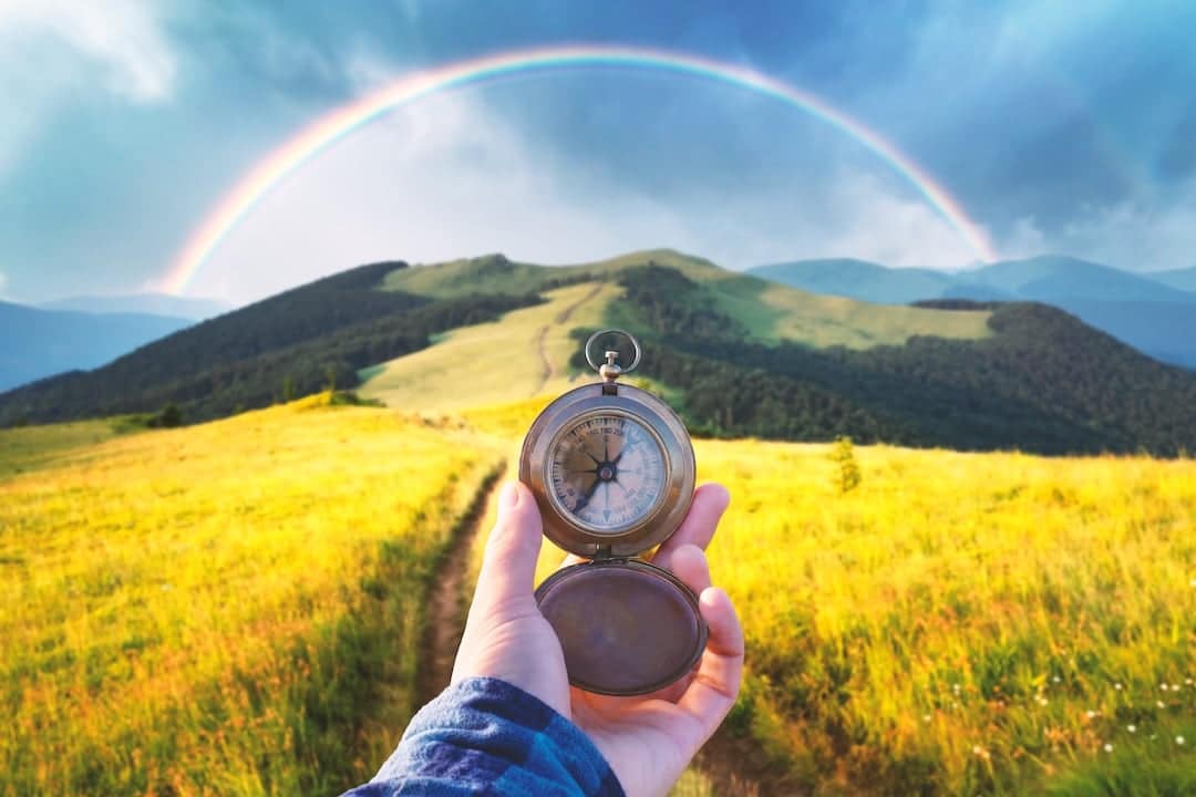 La Coach Enneagramme man-with-old-metal-compass-in-hand-on-mountains-ro-2023-11-27-05-10-33-utc
