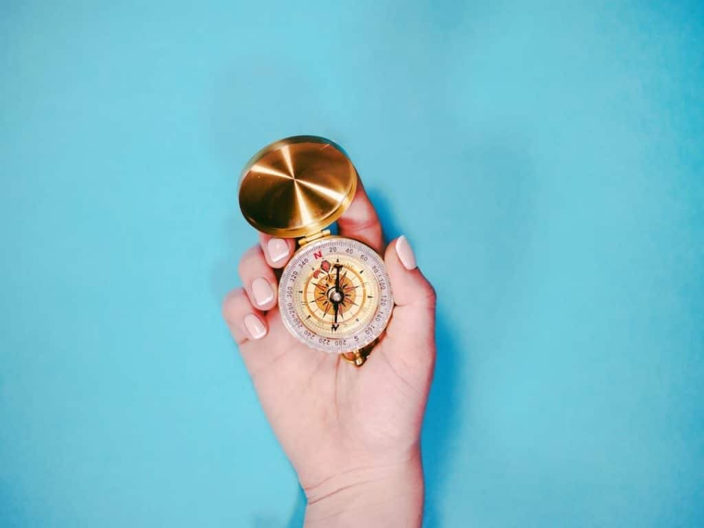 La Coach Enneagramme woman-hold-compass-isolated-on-blue-background-2023-11-27-05-17-47-utc